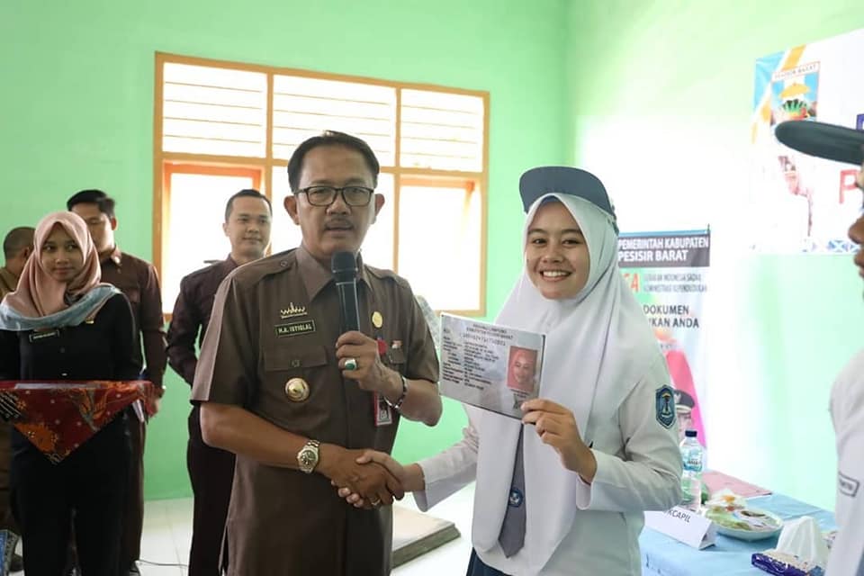 Penyerahan KTP-el kepada Siswa Siswi SMA N 1 Pesisir Tengah 2.jpg